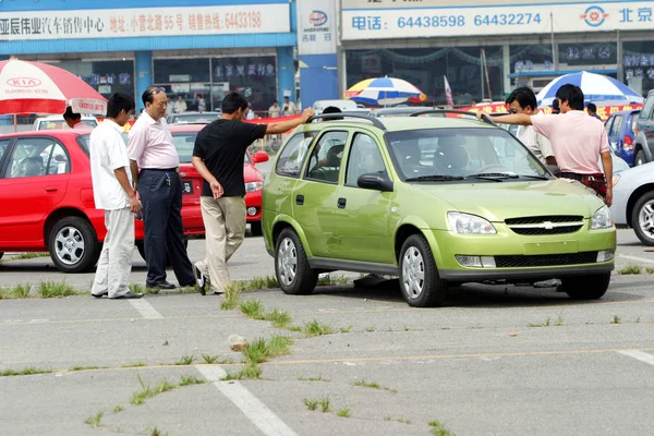 2005년 20일 베이징의 자동차 시장에서 자동차 구매자들 시보레 시보레 항해를 — 스톡 사진