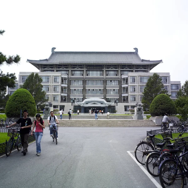 Chińskich Studentów Chodzić Obok Biblioteki Kampusie Peking University Pekinie Chiny — Zdjęcie stockowe