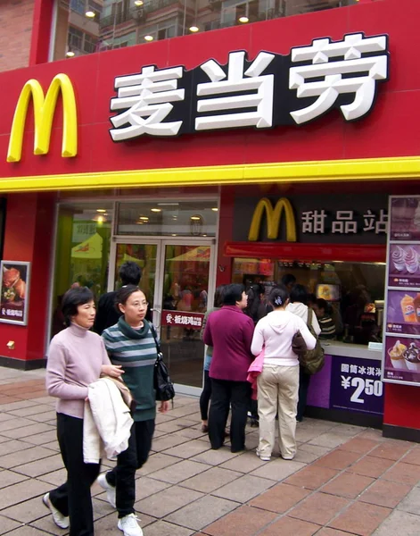 Residentes Chineses Locais Passam Por Restaurante Fast Food Mcdonalds Cidade — Fotografia de Stock