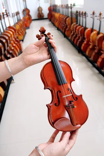 Китайський Працівник Показує Нещодавно Зробив Скрипку Між Новоспеченого Скрипаля Заводі — стокове фото