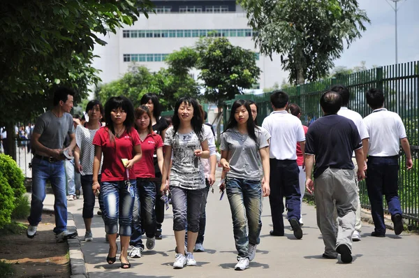 Funcionários Chineses Foxconn Caminham Fábrica Shenzhen Grupo Tecnologia Foxconn Cidade — Fotografia de Stock