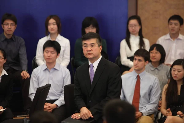 Abd Ticaret Sekreteri Gary Locke Pekin Tsinghua Üniversitesi Nde Öğrenciler — Stok fotoğraf