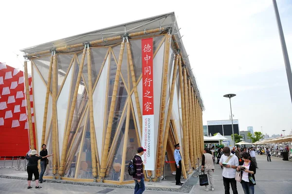 Visitantes Passam Pela Casa Alemão Chinesa Site Expo Xangai China — Fotografia de Stock