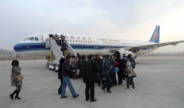 Vyrovnejte Cestující Palubu Letadla China Southern Airlines Letišti Dalian Severovýchodní — Stock fotografie