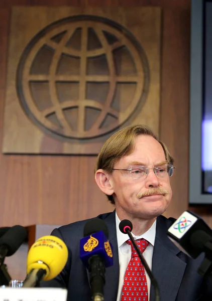 Presidente Del Banco Mundial Robert Zoellick Escucha Una Pregunta Durante — Foto de Stock