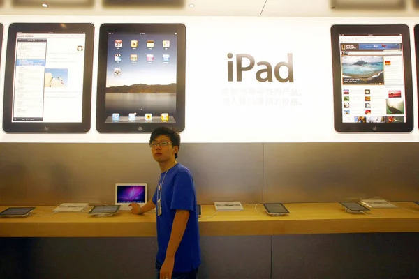 Employé Chinois Tient Devant Une Publicité Pour Ipad Dans Apple — Photo