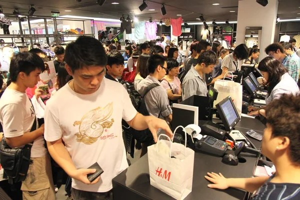 Skaror Kunder Handla Nyligen Öppnad Butik Guangzhou Södra Chinas Guangdongprovinsen — Stockfoto