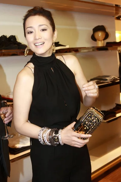 中国女優コン ポーズでルイ ヴィトンの旗艦店で 2010 上海の淮海路に リッポー プラザで — ストック写真