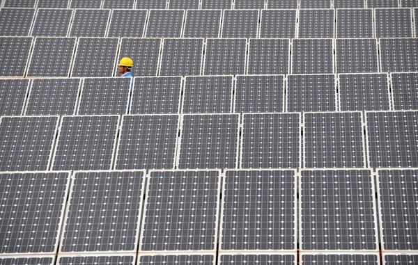 Китайский Электрик Проверяет Массивы Фотоэлектрических Панелей Солнечной Электростанции Куньмин Шилинь — стоковое фото