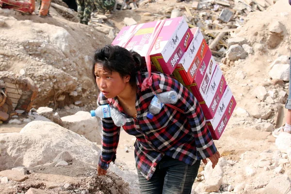 Una Niña China Entrega Comida Los Escombros Devastación Del Deslizamiento —  Fotos de Stock