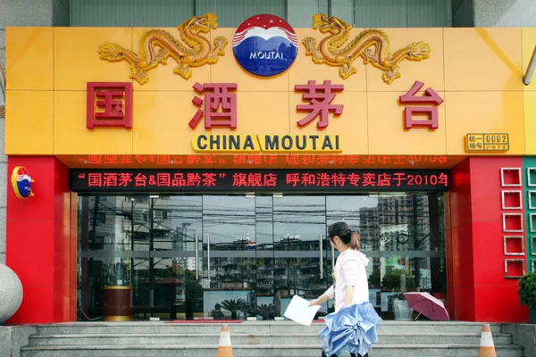 Китаянка Проходит Мимо Магазина Алкоголя Moutai Шанхае Китай Сентября 2010 — стоковое фото