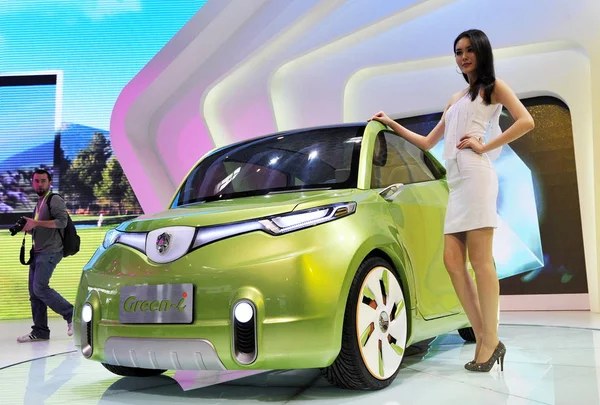 Modell Poserar Bredvid Chana Changan Grön Konceptet Beijing International Automotive — Stockfoto