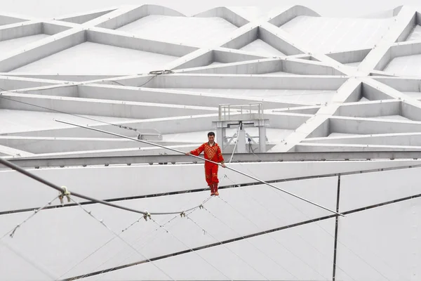 Κινέζικο Ακροβατό Adili Wuxor Περπατάει Ένα Τεντωμένο Σχοινί Πάνω Από — Φωτογραφία Αρχείου