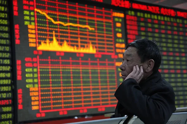 2010年4月27日 中国东北辽宁省大连一家股票经纪房的股价 价格上涨为红色 价格下跌为绿色 — 图库照片