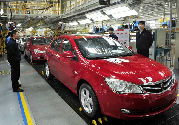 Kínai Gyári Munkások Pillantást Roewe 350 Autók Megy Futóművet Autógyár — Stock Fotó
