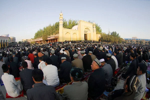 Helyi Muzulmánok Imádkoznak Egy Mecset Kashgar Északnyugat Chinas Xinjiang Uygur — Stock Fotó