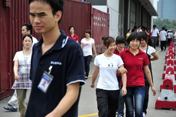 Chinesische Foxconn Mitarbeiter Gehen Mai 2010 Der Fabrik Des Foxconn — Stockfoto