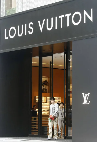 Покупатели Покидают Недавно Открытый Флагманский Магазин Louis Vuitton Шанхае Китай — стоковое фото