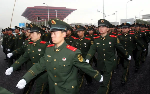 Des Policiers Paramilitaires Chinois Défilent Devant Pavillon Chinois Sur Site — Photo