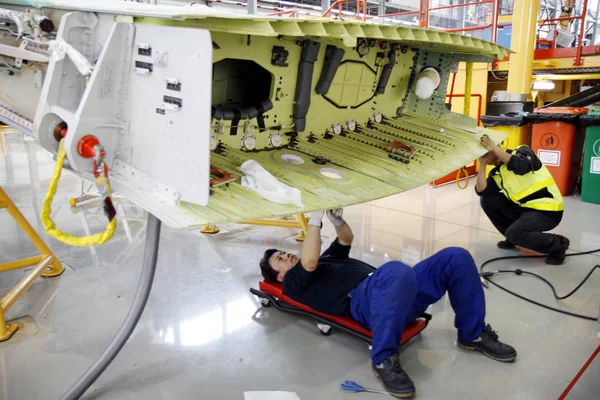 Trabalhadores Chineses Montam Avião Airbus A320 Hangar Fábrica Montagem Airbus — Fotografia de Stock