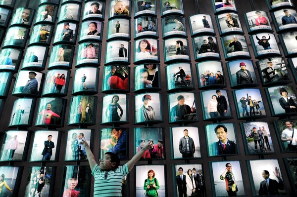 Niño Posa Frente Una Pared Fotos Dentro Del Pabellón Del — Foto de Stock