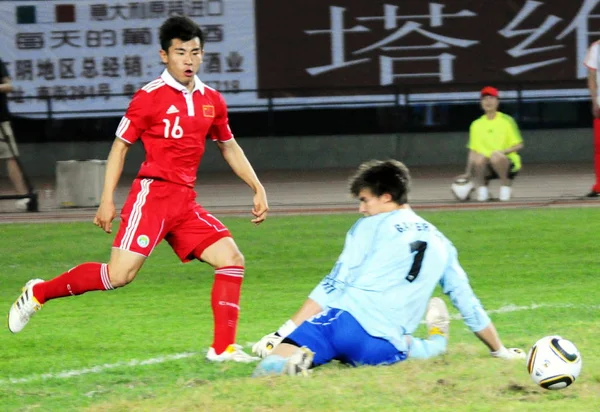 2010年5月19日 中国国家男子足球队的于汉超 在中国东部江苏省江阴市举行的一场友谊赛中与拜尔04勒沃库森足球俱乐部对决 — 图库照片