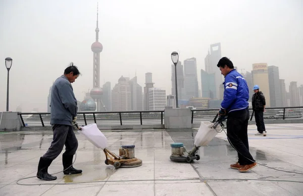 Trabajadores Chinos Pulir Terreno Renovado Paseo Marítimo Bund Largo Del — Foto de Stock