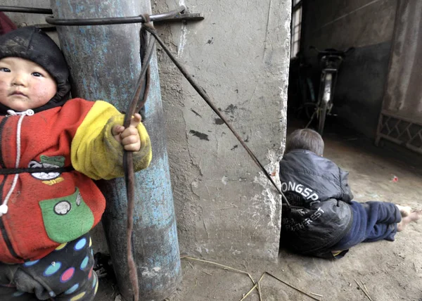 Китайских Детей Привязывают Стальным Перилам Пока Родители Работают Кирпично Черепичном — стоковое фото
