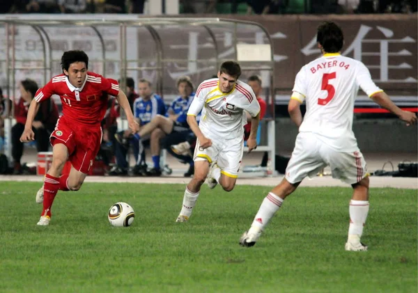 Xuepeng Links Der Chinesischen Männer Fußballnationalmannschaft Versucht Bei Einem Freundschaftsspiel — Stockfoto
