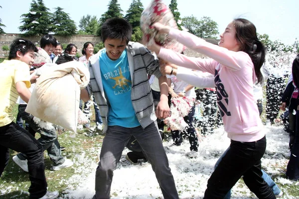 고등학교에서 안후이 2010 스트레스를 싸움을 — 스톡 사진