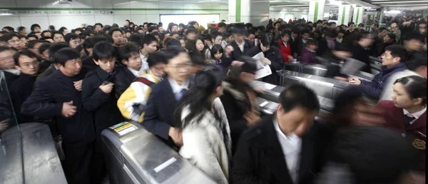 Skaror Passagerare Radas Upp För Att Lämna Tunnelbanestation Shanghai Kina — Stockfoto