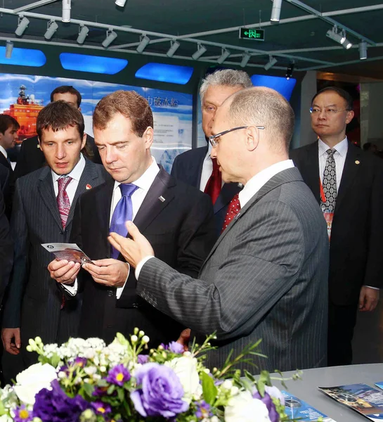 Presidente Russo Dmitry Medvedev Visita Pavilhão Rússia Parque Mundial Exposição — Fotografia de Stock