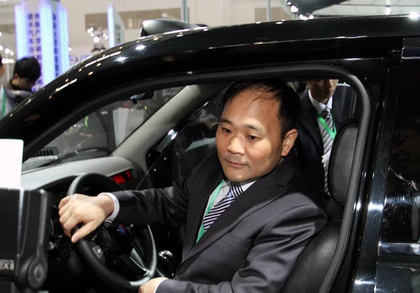 Shufu Prezes Dyrektor Generalny Geely Holding Group Próbuje Samochód Geely — Zdjęcie stockowe