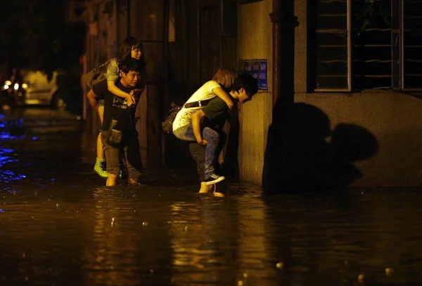 Chinese Men Carrying Girlfriends Backs Walk Flooded Street Heavy Rain — Stock Photo, Image