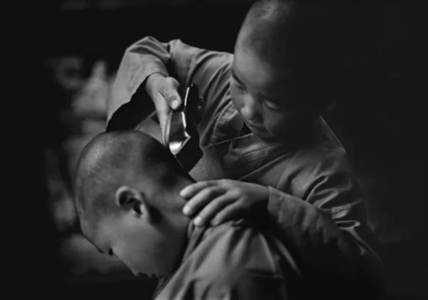 Petit Garçon Coupe Des Cheveux Pour Autre Base Entraînement Shaolin — Photo