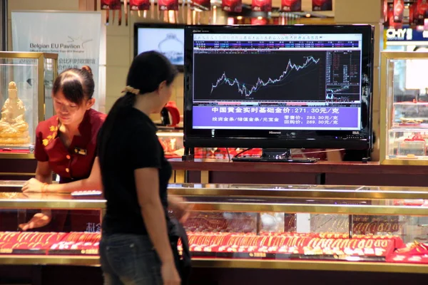 Chinese Woman Looks Gold Prices Gold Store Haikou South Chinas — Stock Photo, Image