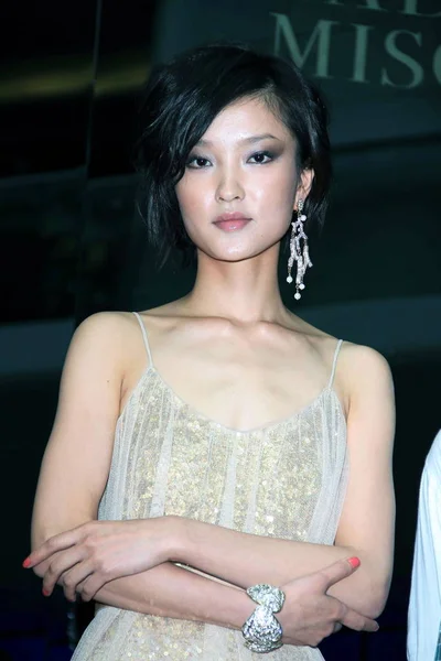 2010年8月1日 中国模特杜娟在上海举行的巴德利 米什卡新店开幕式上摆姿势 — 图库照片
