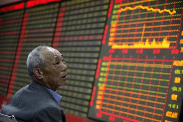 2010年 中国东部安徽省淮北一家股票经纪房的股价 价格上涨为红色 价格下跌为绿色 — 图库照片