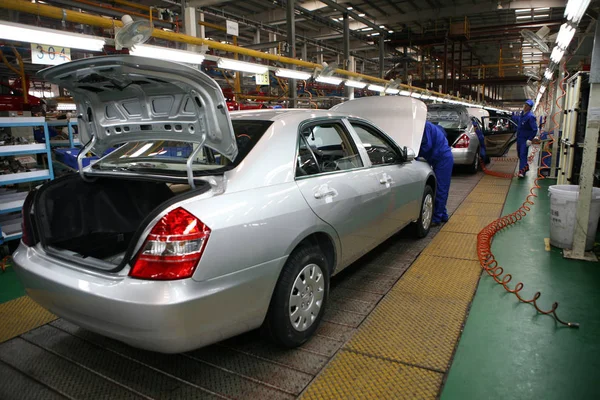 Trabalhadores Fábrica Chinesa Montam Carro Byd Linha Produção Fábrica Automóveis — Fotografia de Stock