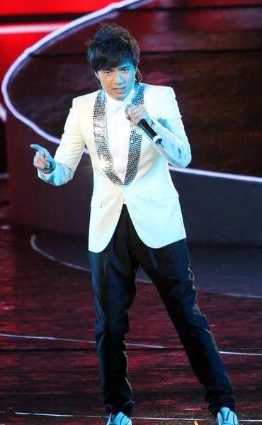 香港歌手郭永丽在上海举行的国际音乐晚会上表演 庆祝2010年上海世博会倒计时 30天 2010年3月30日 — 图库照片