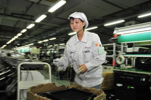 Shenzhen Şehirde Foxconn Teknoloji Grubu Shenzhen Fabrikasında Bir Atölyede Çinli — Stok fotoğraf