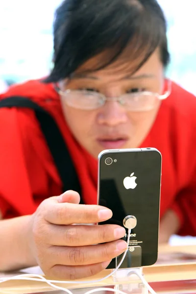 Een Chinese Koper Kijkt Naar Iphone Smartphone Apple Store Het — Stockfoto