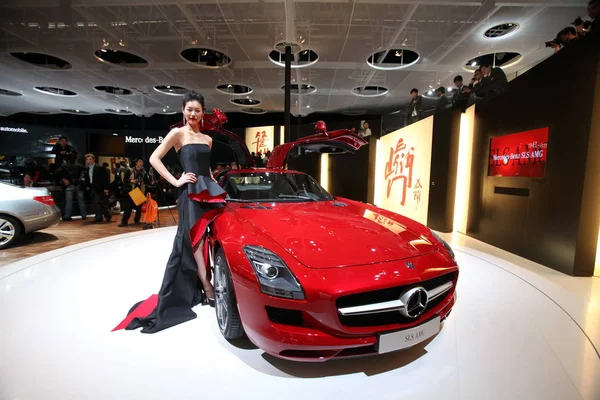 第11回北京国際自動車展でメルセデス ベンツ Sls Amg の横にあるモデルポーズ 中国北京では オートチャイナ2010 4月23日は2010 — ストック写真