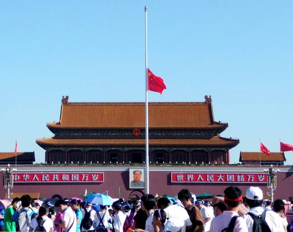 Toeristen Lopen Langs Chinese Vlag Fladderen Halve Mast Rouwen Slachtoffers — Stockfoto