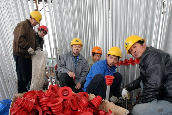 中国の出稼ぎ労働者は 2009 上海で万博会場の英国パビリオンで休息を取る — ストック写真
