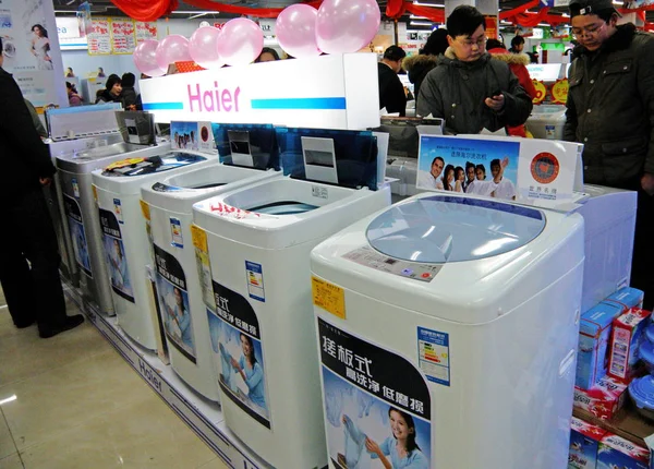 Китайские Покупатели Покупают Стиральные Машины Haier Магазине Городе Ичан Провинция — стоковое фото