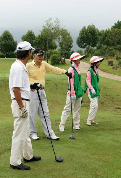 2008年8月16日 在中国福建省武义山的一家高尔夫俱乐部里 可以看到中国高尔夫爱好者 — 图库照片