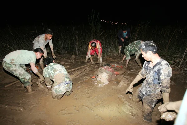 Китайський Рятувальники Спробувати Видалити Вагітна Жінка Болота Околиці Ухань Міста — стокове фото