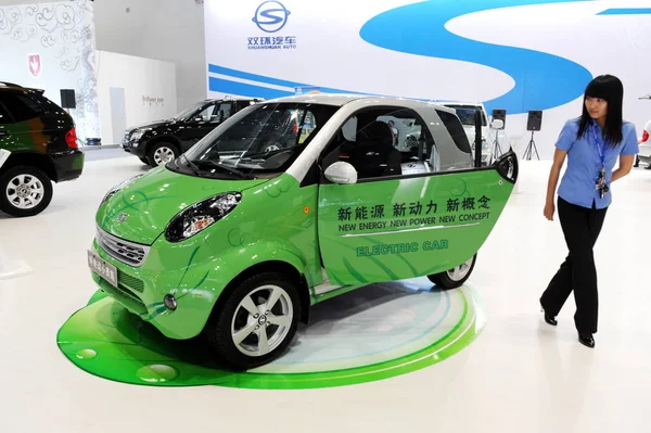 Una Donna Cinese Guarda Hongxing Nobile Auto Elettrica Compatta Shuanghuan — Foto Stock
