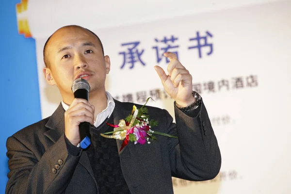 Ctrip Comの上級副社長であるYang Taoは 2010年3月10日に上海でオンライン予約サービスを開始したことを発表した記者会見で語った — ストック写真